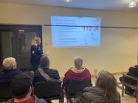 Silke Heinz Döring (Malteser e.V. Welschbillig) erklärt in einem kurzen Theorieteil die Basismaßnahmen bei einem Kreislaufstillstand.