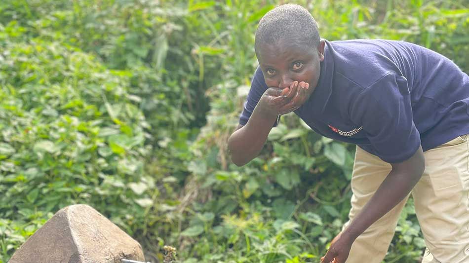 Ein Mann trinkt Wasser aus seiner Hand