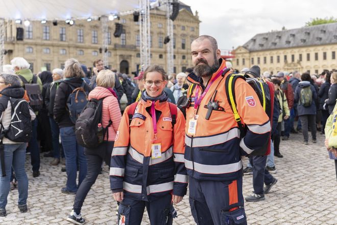 Eine Sanitäterin und ein Sanitäter des Malteser Hilfsdienst unterstützen beim Deutschen Katholikentag in Würzburg.