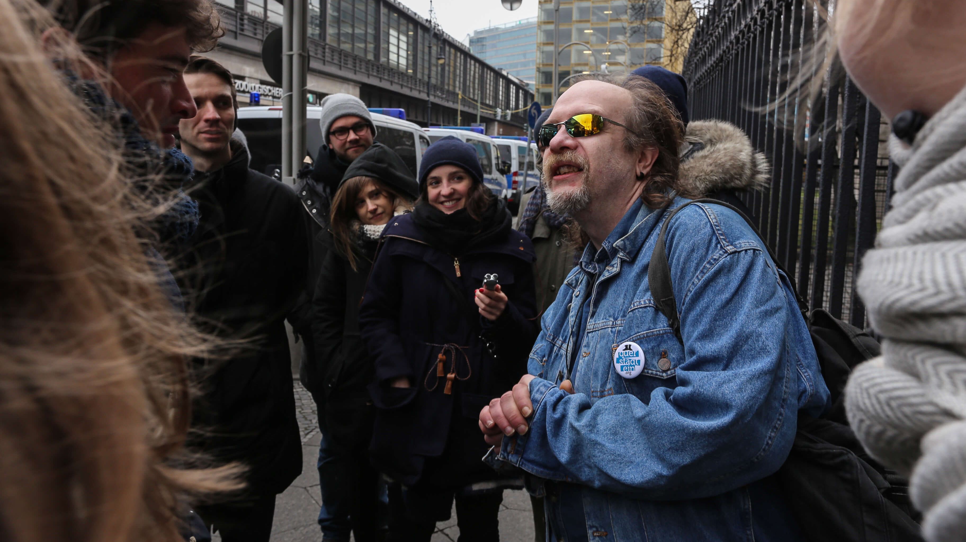 Stadtführer zeigt einer Gruppe die Gegend