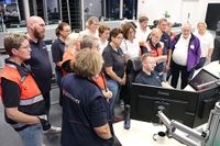 Eine Gruppe von PSNV-Helferinnen und Helfern steht in der Rettungs- und Feuerwehrleitstelle Vechta.