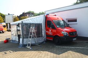 Der Einsatzleitwagen des Katastrophenschutzes steht auf einem Parkplatz.