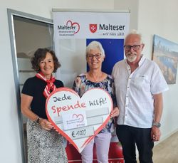 Das Foto zeigt Karin Uffelmann von den Malteser und das Ehepaar Mihm bei der Scheckübergabe.