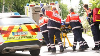 Malteser Einsatzkräfte versorgen einen Verletzten. 