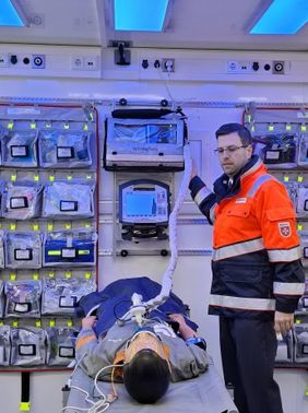 Ein Malteser mit einem Patienten im neuen MedExTrainer