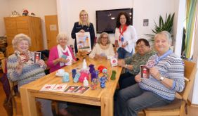 Die Spendenbeauftragte Stefanie Burmberger (ab 3.v.l.), Seniorentreff-Mitarbeiterin Renate Schöffmann, Seniorentreff-Leiterin Andrea Brodschelm und die Besucherinnen freuen sich, wenn möglichst viele Strickbegeisterte bei der Aktion mitmachen. 