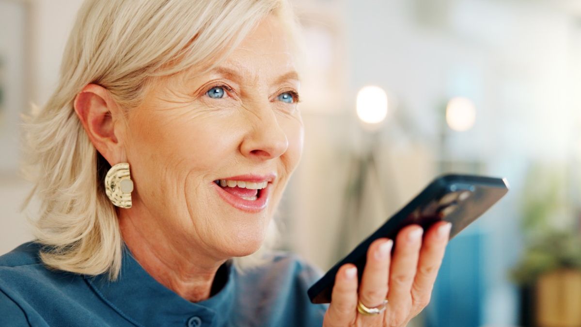 Eine Frau spricht in ihr Smartphone rein
