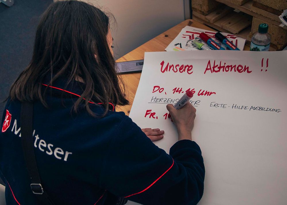 Der Malteser Stand lockte mit Infos rund um Nachhaltigkeit, Hausnotruf und Herzenswünsche sowie mit Programmpunkten zur Ersten Hilfe und mit dem Demokratieprojekt der Malteser Jugend Erfurt.