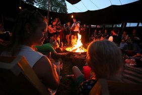 Am Lagerfeuer erklangen Lieder zu Gitarrenbegleitung. Foto: Ralf Klodt