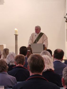 Diözesanseelsorger Harald Niermann während der Predigt in der hl. Messe