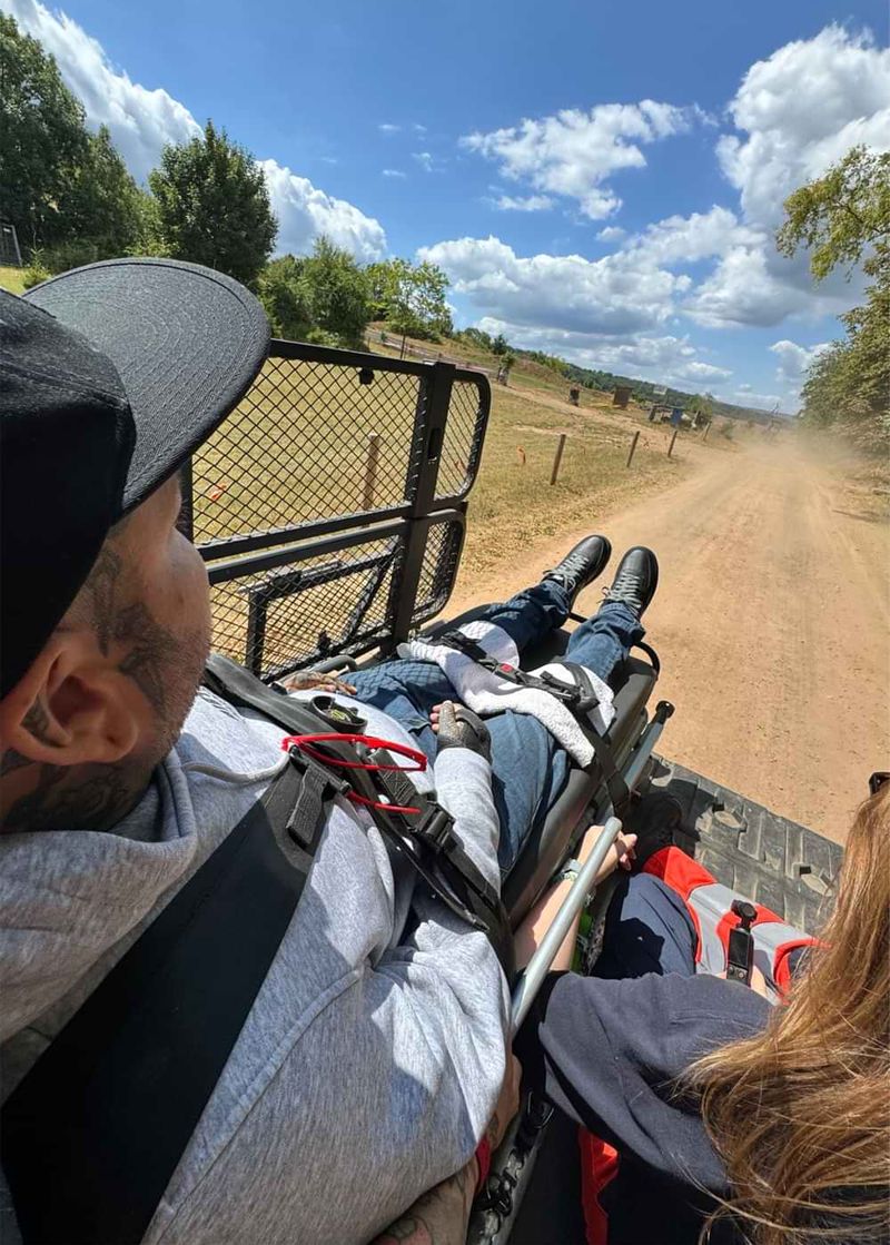 Ein Mann und eine Frau in einem Spezialfahrzeug der Malteser.