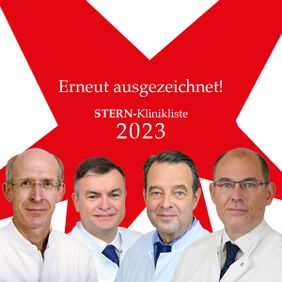 Vier Ärzte vor rotem Stern, Text: „Erneut ausgezeichnet! STERN-Klinikliste 2023“.