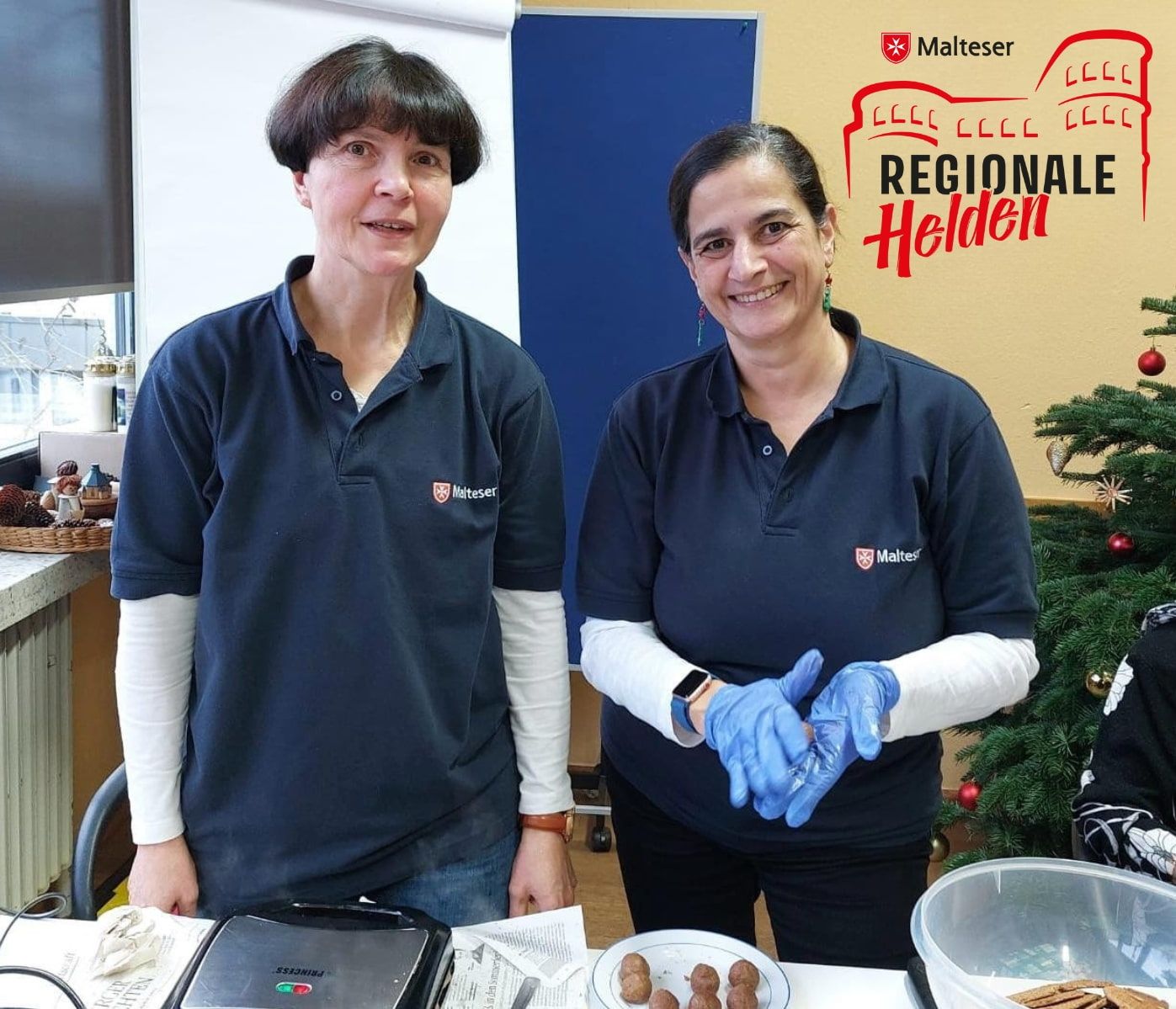 Zwei Ehrenamtliche backen Waffeln