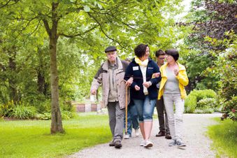 Spazierengehen mit Malteser Begleiterin: Menschen mit Demenz verlieren kognitive Fähigkeiten und die Orientierung in Zeit und Raum. Foto: Marius-Ivo Patscheider