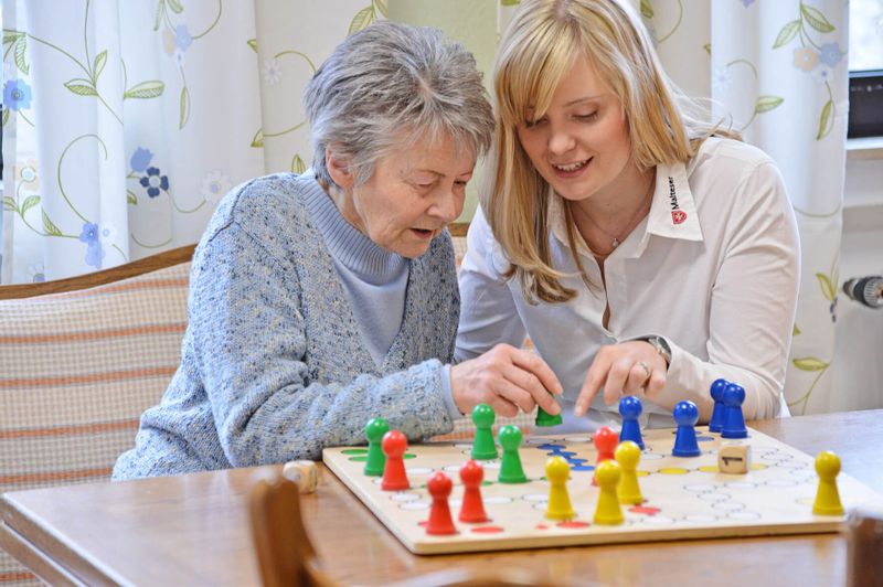 Junior Demenzbegleiterin mit Seniorin