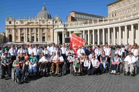 Gruppe Rollstuhlfahrer vor Petersdom in Rom