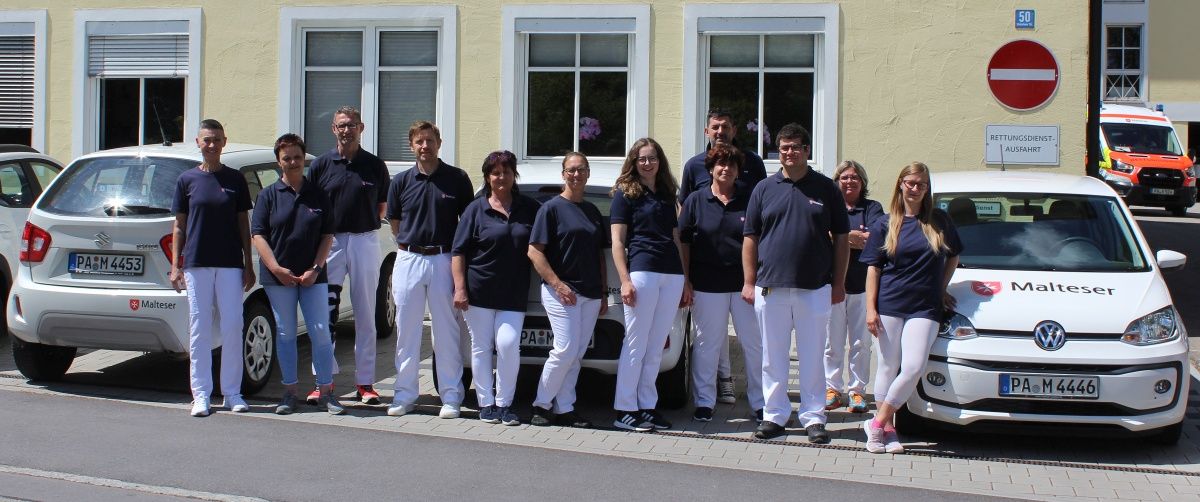 Ein Teil vom Team vom ambulanten Pflegedienst vor der Dienststelle in Passau