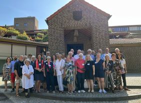 Die Teilnehmenden vor dem Kölner Maternushaus