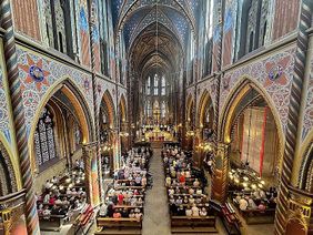 Blick von oben in die Marienbasilika – Die Pilgergemeinschaft feiert die Wallfahrtsmesse mit dem Kölner Domkapitular Dr. Dominik Meiering. Foto: Sebastian Sehr