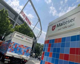 MOBALNI Anhänger vor der Heinz von Heiden Arena