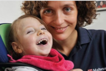 Malteserin mit schwerkranken aber lachenden Kind