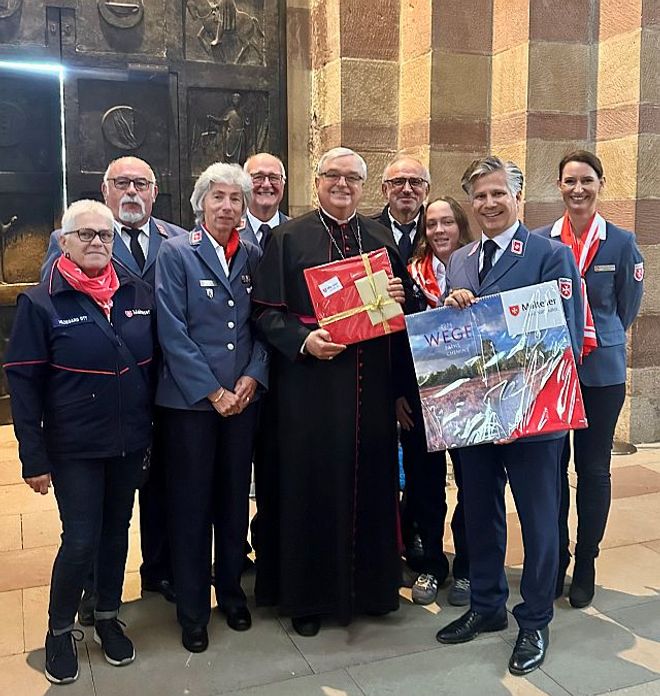 Bischof Dr. Karl-Heinz Wiesemann mit Vertreterinnen und Vertretern der Malteser im Bistum Speyer anlässlich seines 40-jährigen Priesterjubiläums. (Foto: Malteser Speyer)