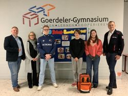 Bildunterschrift: Freuen sich über die Zusammenarbeit: Stv. Schulleiter Stephan Hauk, AG-Leiterin Christine Schäfers, AG-Mitglieder Max, Armin und Marie, Malteser Ausbilder Michael Volmert (Foto: T. Schönebeck)