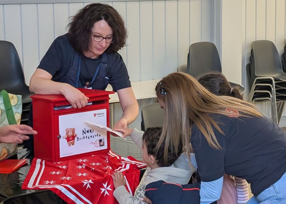 Die Briefe können die Kinder dann den Briefkasten für NUKI stecken, der ab sofort auch in der Sindelfinger Unterkunft steht. Und NUKI beantwortet jeden einzelnen. 