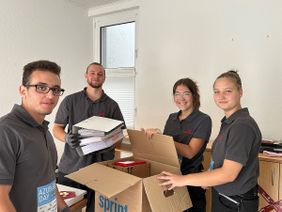 Die engagierten Azubis der Engelskirchener Werkzeugherstellers Lukas Erzett packen Kartons und helfen beim Umzug ins Trauerzentrums Oberberg. 