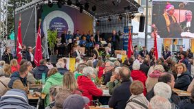 Ökumenischer Gottesdienst auf dem Rheinlandpfalztag mit Bischof Dr. Wiesemann und Malteser Bannerabordnung. Davor sitzen die Besucher. (Foto: Malteser Speyer)