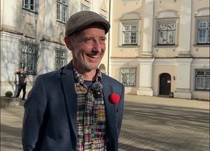 Ein Mann als Clown verkleidet