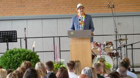 Schulleiter Thorsten Harnischmacher greift in seiner Abiturrede das Abimotto des Jahrgangs auf