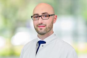 Porträtbild von Moh´d Yazan Khasawneh, leitender Oberarzt.