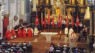Kirche mit vielen Menschen in Malteser Kleidung, festlicher Gottesdienst