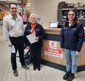 Der Filialleiter von Kaufland zusammen mit der Ortsbeauftragten und der Referentin für Fundraising