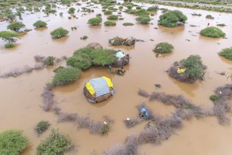 Nach heftigen Regenfällen mussten die Menschen ihre Häuser verlassen. Foto: Pacia/Malteser