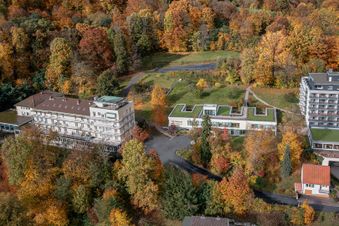 Das Gebäude der Klinik von Weckbecker umgeben von Wald. Foto: Malteser