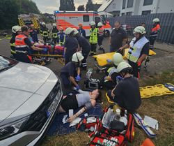 Viele Einsatzkräfte üben die Versorgung von verletzten Menschen