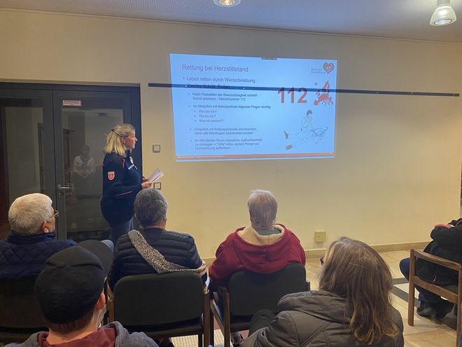Silke Heinz Döring (Malteser e.V. Welschbillig) erklärt in einem kurzen Theorieteil die Basismaßnahmen bei einem Kreislaufstillstand.