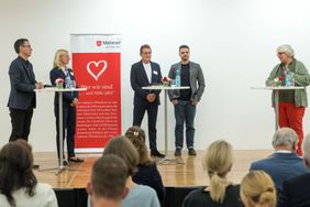 Verschiedene Vertreterinnen und Vertreter bei einer Gesprächsrunde