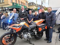 Ministerpräsident Alexander Schweitzer tauscht sich mit dem stellvertretenden Diözesanleiter Matthias Geist und dem Landesbeauftragten RLP Prof. Dr. Ralf Haderlein aus (Foto: Malteser Speyer)
