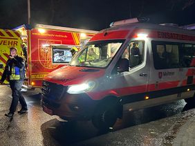 Jeweils ein Einsatzfahrzeug der Feuerwehr und des Malteser Rettungsdienstes
