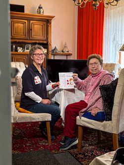 Lotsin der Berliner Hausbesuche besucht eine Seniorin in ihrer Wohnung und führt ein unterstützendes Gespräch.