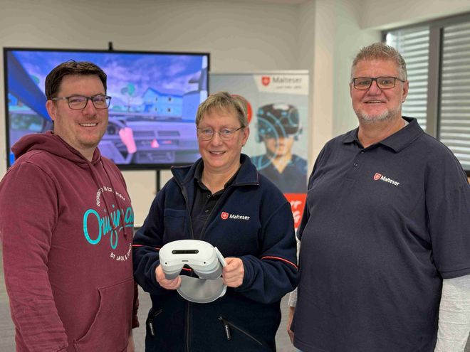 Benjamin Schreiber (Diözesangeschäftsführer), Renate Reher (Schulungskoordinatorin) und Ralf Walbaum (Leiter Ausbildung) mit der VR-Brille.