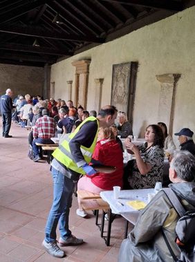 96 Gäste beim Wohlfühlmorgen-Frühstück im Kreuzgang von St. Maria im Kapitol