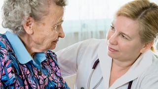 Eine Seniorin spricht mit einer ambulanten Pflegerin.