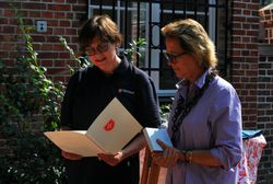 Zwei Frauen betrachten gemeinsam ein Dokument.