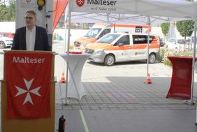 Foto: Malteser/Silvia Bergmann - Gregor Goetz-Knoell, Bezirksgeschäftsführer Malteser Hilfsdienst gGmbH Bezirk Rettungsdienst Hessen dankte den Gästen für ihr zahlreiches Erscheinen.