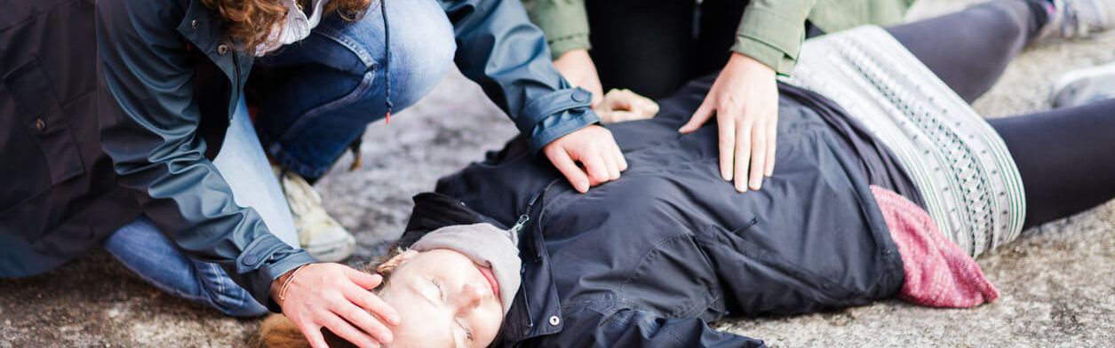 Erste Hilfe: Zwei junge Frauen kümmern sich um blutendes Unfallopfer