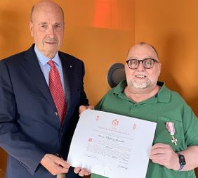 Wolfgang Guenther (r.) erhält den seltenen Verdienstorden „Pro Merito Melitensi“ des Souveränen Malteser Ritterordens in Rom aus den Händen von Johannes Freiherr Heereman von Zuydtwyk. 